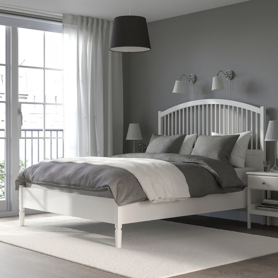 Fehér, vintage stílusú fa ágy az IKEA kínálatából szürke ágyneművel, klasszikus hangulatú hálószobában.