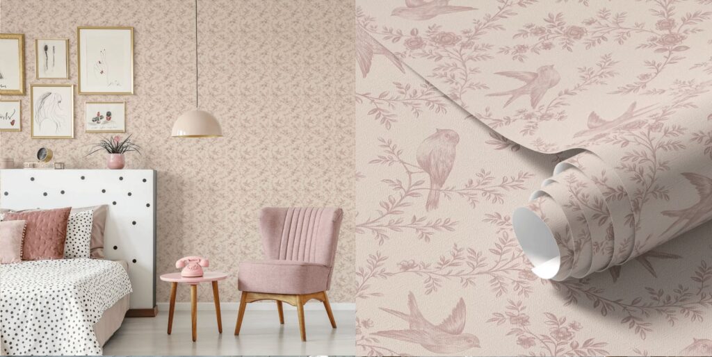 Uwalls vintage stílusú tapéta halvány rózsaszín-beige alapon madaras, indás mintával; bal oldalon hálószobai enteriőr a tapétával, jobb oldalon a mintás tapéta feltekert tekercsben, közelről.